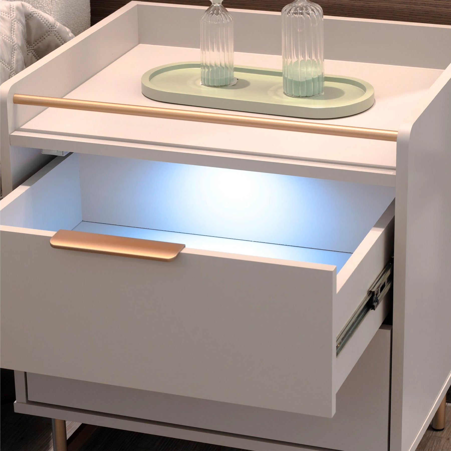 Conjunto 2 Mesas de Cabeceira 2 Gavetas com LED Yves 53 cm - Off White Fosco c/ Dourado