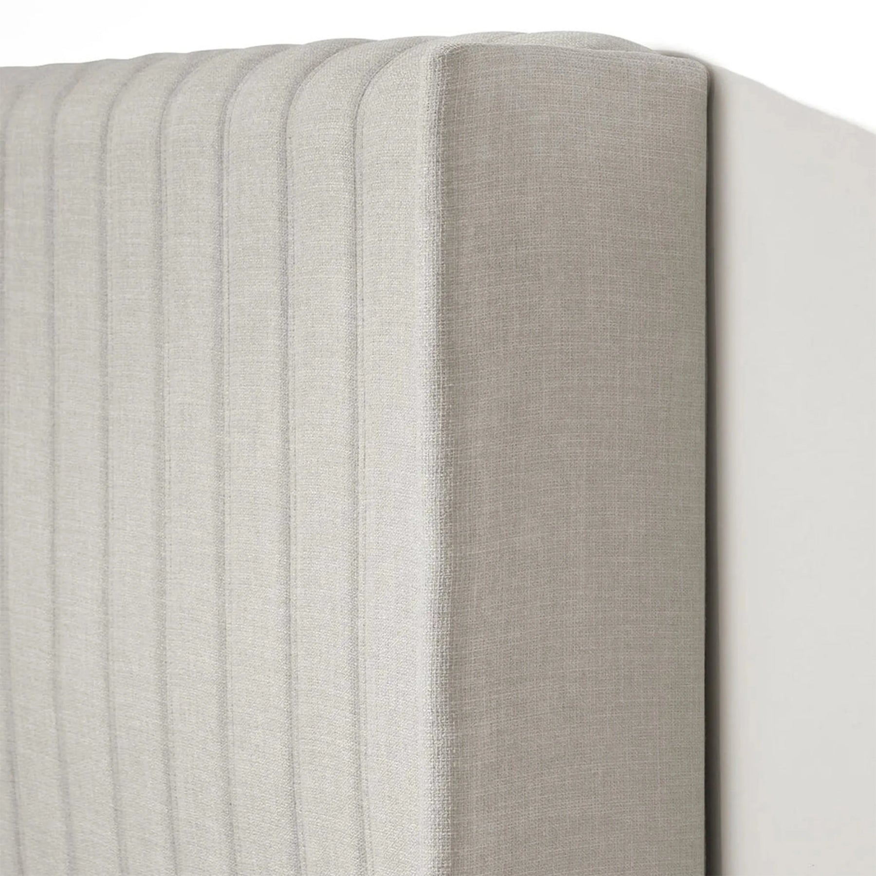 Conjunto 2 Mesas de Cabeceira Yves e Cabeceira Queen Reid - Off White c/ Dourado - Linho Mescla Taupe