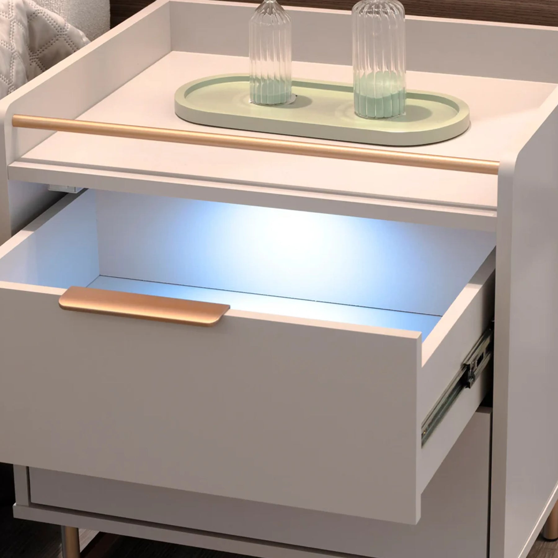 Conjunto 2 Mesas de Cabeceira Yves e Cabeceira Queen Reid - Off White c/ Dourado - Linho Mescla Taupe