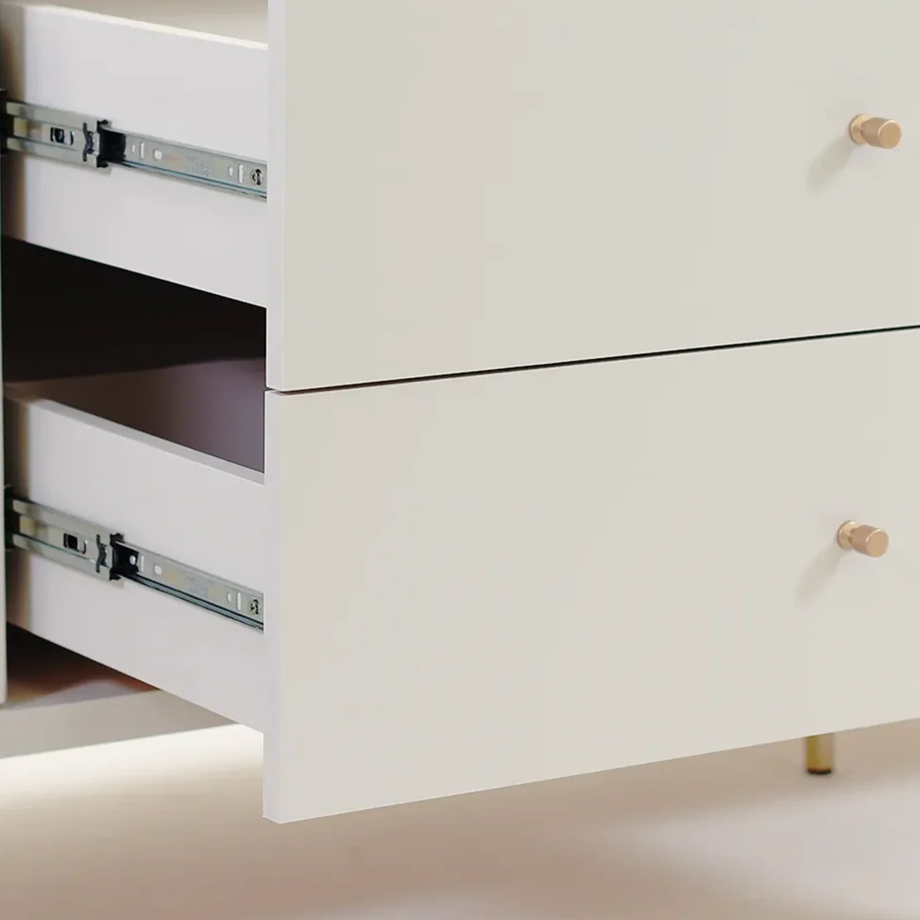 Conjunto 2 Mesas de Cabeceira e Cômoda 3 Gavetas Jasper - Off White Fosco c/ Dourado