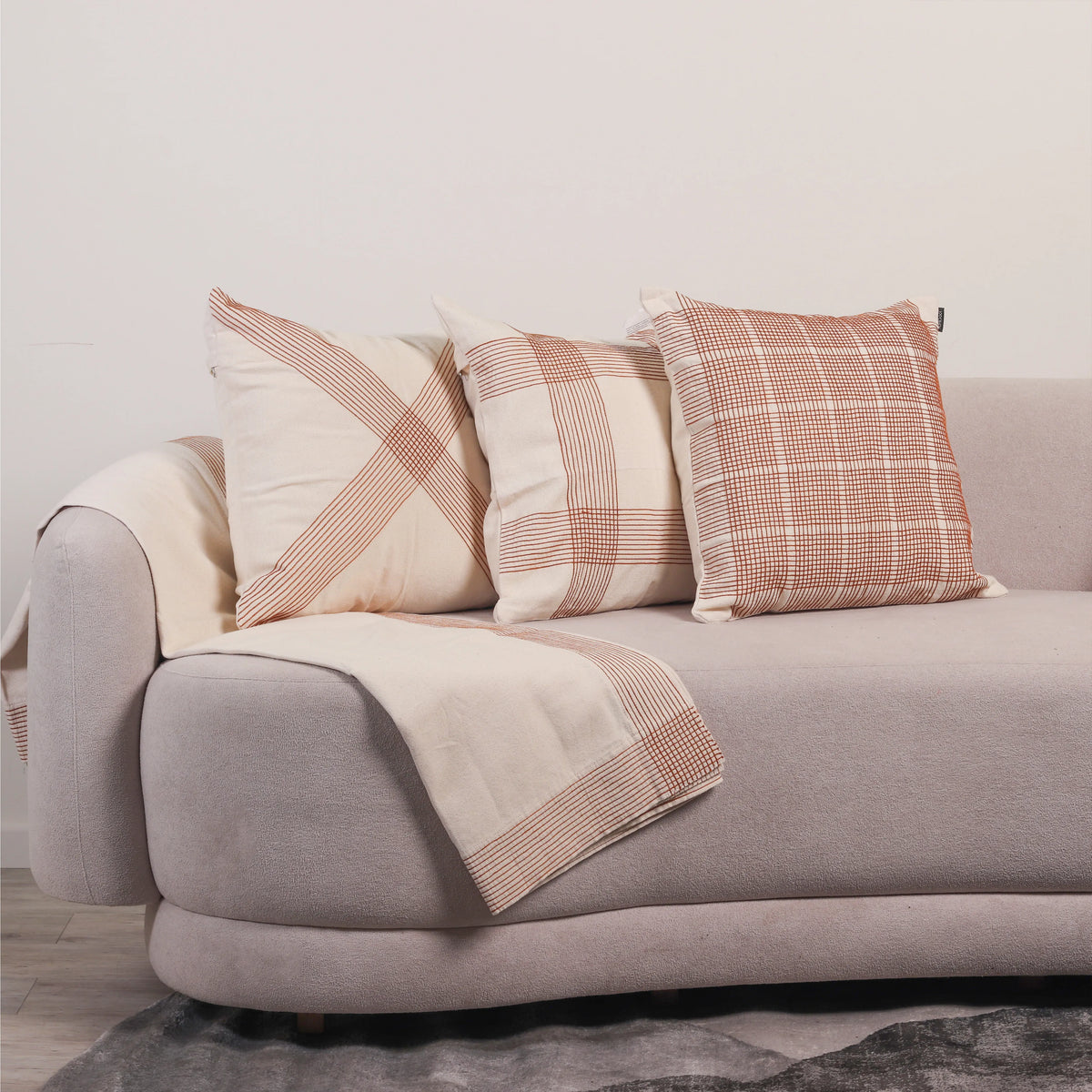 Kit com 3 Capas de Almofadas 1 Manta Prisma - Cru c/ Caramelo