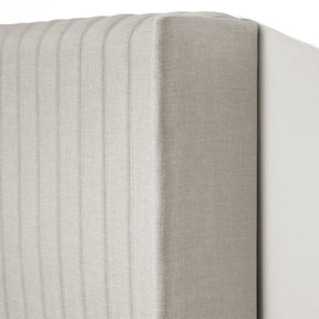 Conjunto 2 Mesas de Cabeceira Yves e Cabeceira Queen Reid - Off White c/ Dourado - Linho Mescla Taupe