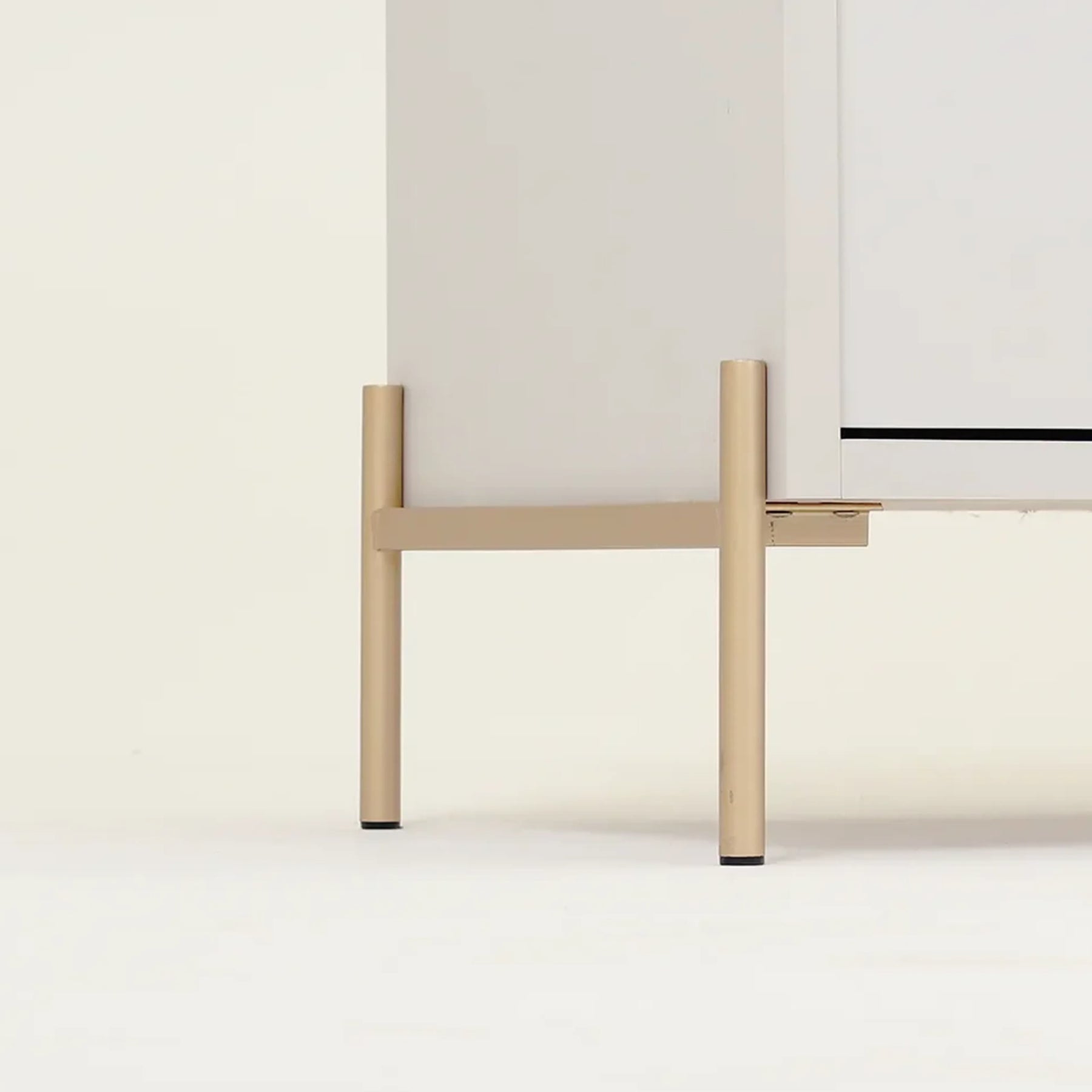 Conjunto 2 Mesas de Cabeceira e Cômoda 3 Gavetas Jasper - Off White Fosco c/ Dourado