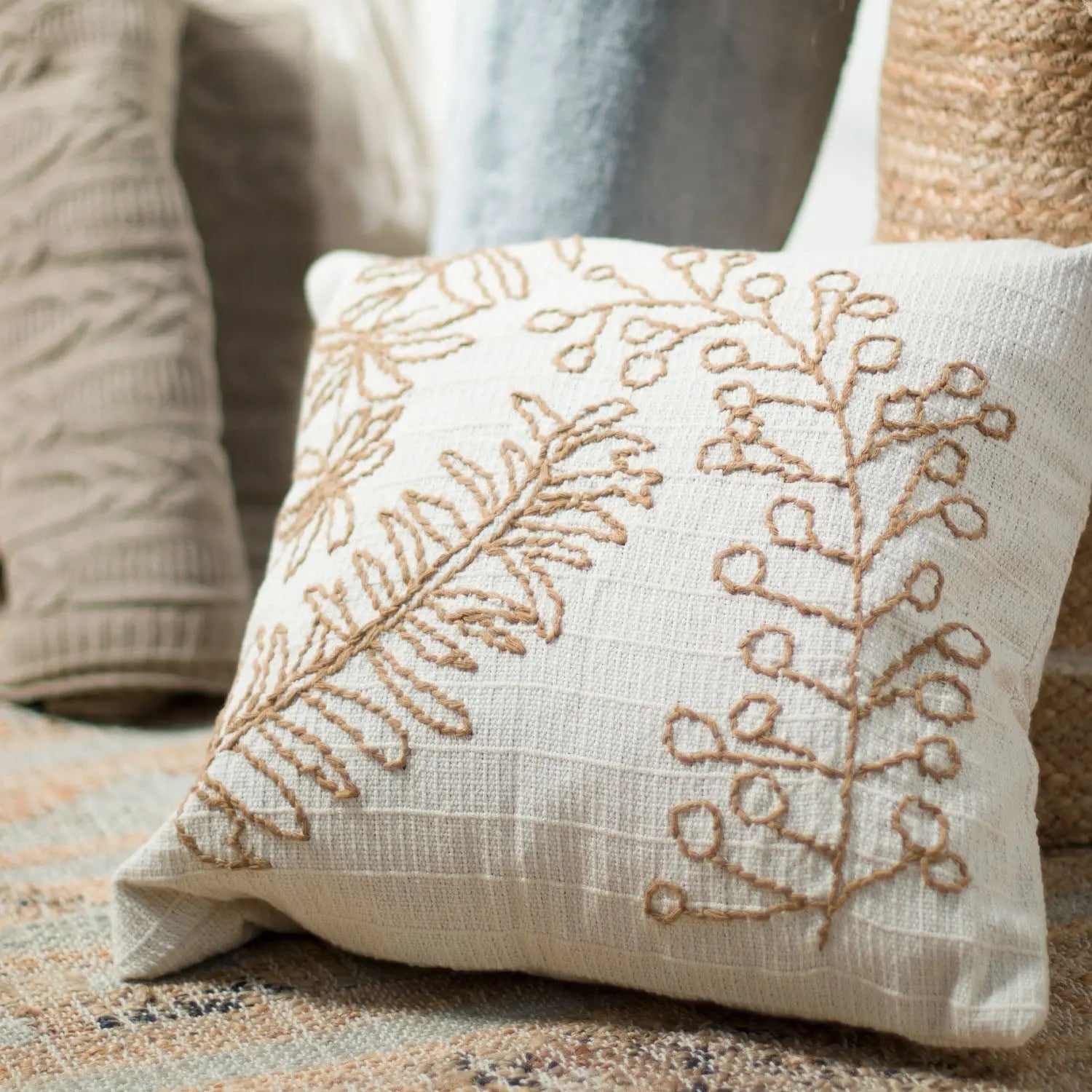 Kit com 3 Almofadas Florear 45 x 45 cm - Cru c/ Caramelo